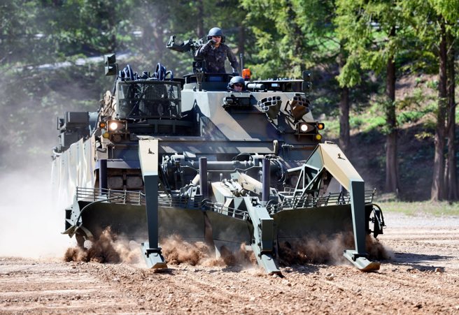 韩国的K600战场工程车，主要任务就是在雷区中快速推出安全通道。(图/韩国陆军)