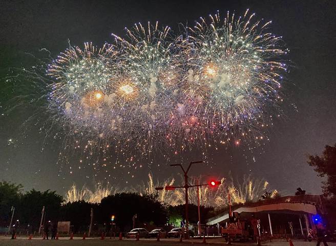 国庆焰火18日晚间在台中市中央公园试放，施放1500发焰火弹，绚丽夺目点亮夜空。（陈淑芬摄）