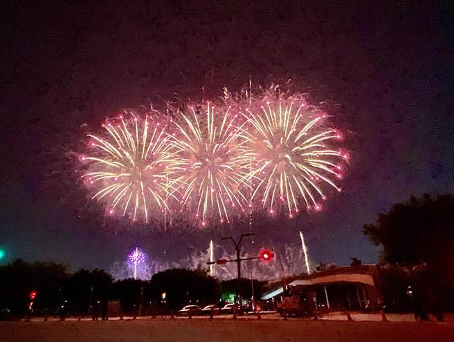 国庆焰火18日晚间在台中市中央公园试放，施放1500发焰火弹，绚丽夺目点亮夜空。（陈淑芬摄）