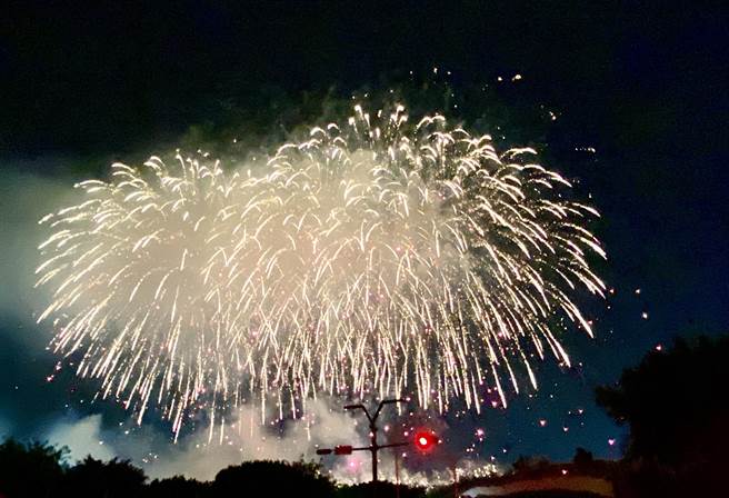 国庆焰火18日晚间在台中市中央公园试放，施放1500发焰火弹，绚丽夺目点亮夜空。（陈淑芬摄）