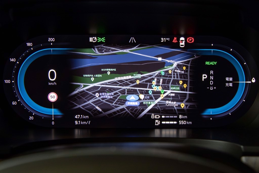12.3吋數位整合資訊儀表提供駕駛者相當豐富的行車資訊，中央位置還可顯示導航地圖。（陳大任攝）