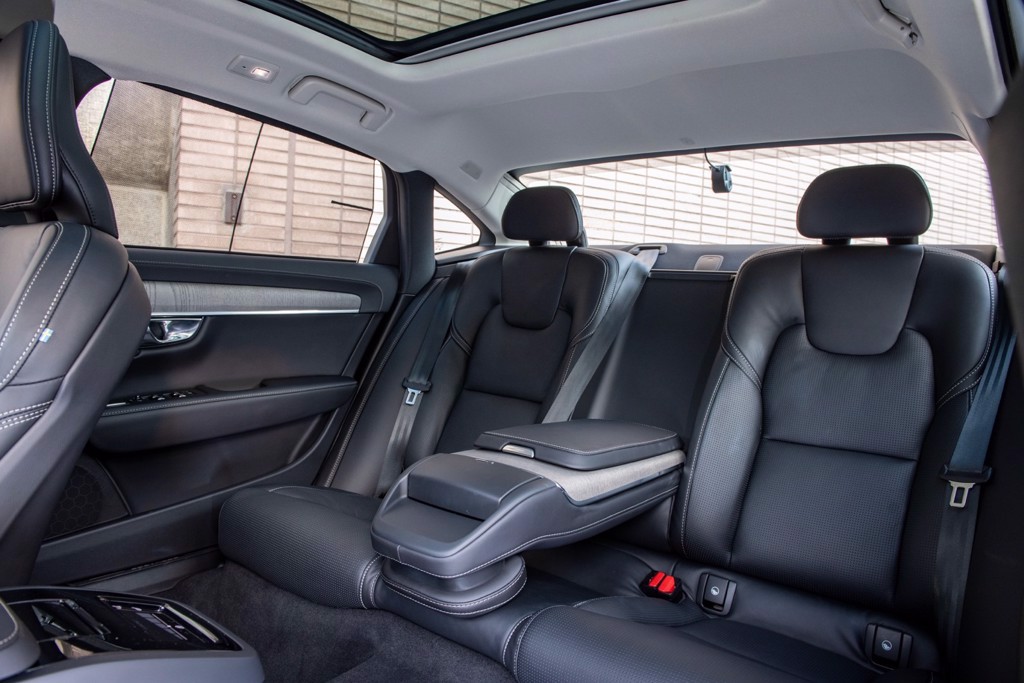 全車配置Nappa透氣真皮座椅並具冷熱通風功能，後座更受惠於3061mm超長軸距，讓乘客腿部空間大解放。（陳大任攝）