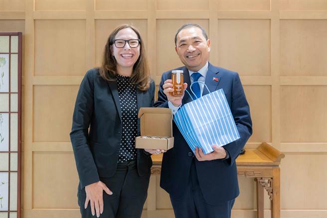 AIT主席罗森伯格（左）与国民党总统参选人侯友宜（右）。（侯办提供）