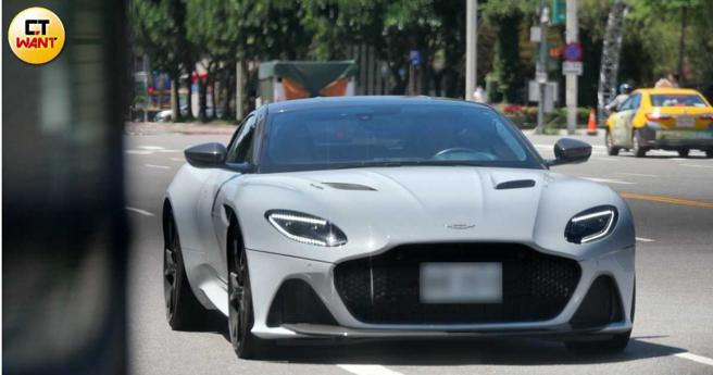 本刊在今年7月4日直擊王大陸開著千萬跑車，到台北市信義區舊家接蔡卓宜出門，並開快車努力甩掉跟拍。（圖／本刊攝影組）