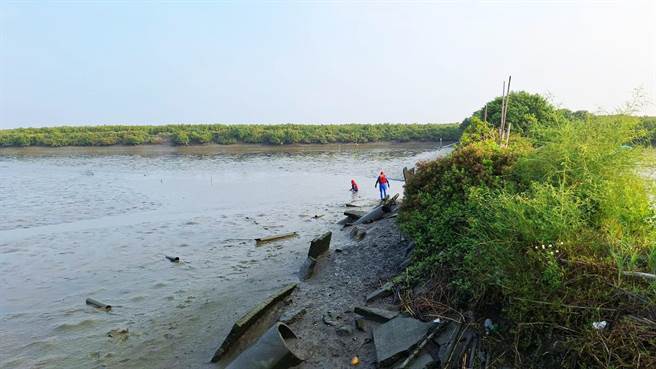 搜救人员以趴伏姿势，搭配霸王鉤来回移动寻找移工下落，目前还在搜索中。（嘉义县消防局提供／吕妍庭嘉义传真）