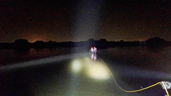 消防人员搜救至今凌晨2点半返队，清晨6点多退潮又马上出动。（嘉义县消防局提供／吕妍庭嘉义传真）