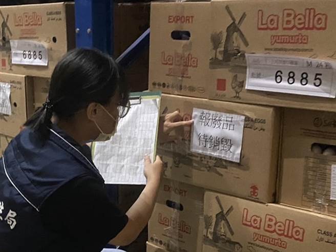 彰化县卫生局已中央畜产会租赁的兆丰冷藏稽查进口壳蛋库存。（彰县府提供／孙英哲彰化传真）