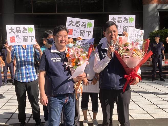 新北市议员林金结（左）、林国春（右）前往农业部，对于超思巴西蛋等相关争议，因陈吉仲请辞未准受到慰留一事致上花篮。（林金结提供）