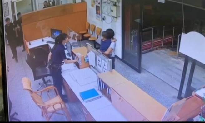 台中大里1名4岁男童日前凌晨忽然发烧热痉挛、身体抽搐，男童母亲见状焦急不已急衝警局请求协助。（雾峰警分局提供／潘虹恩台中传真）