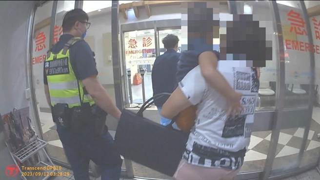 台中大里1名母亲日前凌晨抱着热痉挛、抽搐的4岁儿直衝警局请求协助，警方载母子火速就医。（雾峰警分局提供／潘虹恩台中传真）