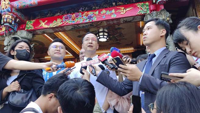 国民党主席朱立伦今陪同张斯纲到三玉宫上香祈福 。（文传会提供）