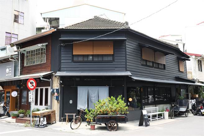 老西服店的新生「新华美西装社」是成仁街一道风景。（嘉义市政府提供／廖素慧嘉市传真）