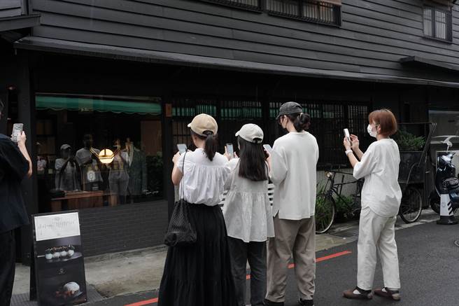 游客玩AR扫描情境。（嘉义市政府提供／廖素慧嘉市传真）