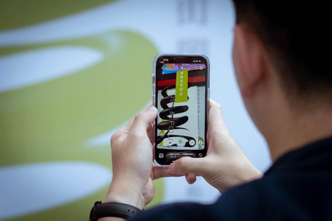 扫瞄嘉义美街图鑑体验AR扫描情境。（嘉义市政府提供／廖素慧嘉市传真）