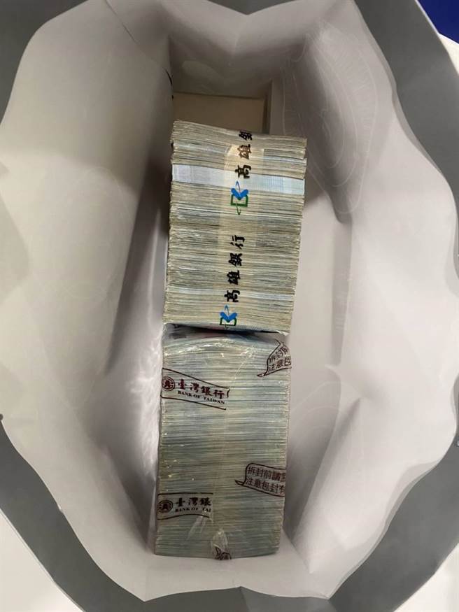 杨女拍下2大迭钞票照给诈骗集团，对方立刻派人来领取。（翻摄照片／洪靖宜高雄传真）