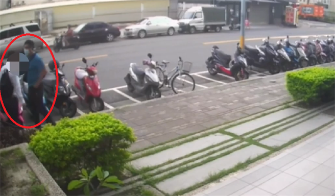 20岁的张姓车手才刚收下170万就被警方逮个正着。（翻摄照片／洪靖宜高雄传真）