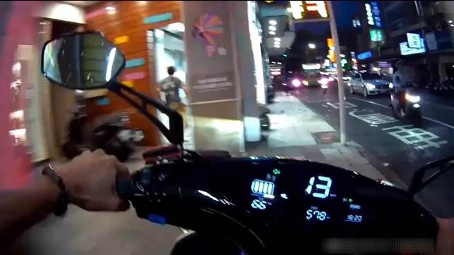 黄男遭通缉见警心虚落跑，身上查获毒品海洛因、安非他命，全案依毒品通缉及毒品危害防制条例，移送新北地检侦办。（翻摄画面）