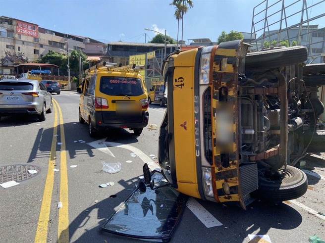 叶姓男子今早驾驶电器公司工程车行经新店区华城路下坡路段，疑因煞车失灵，工程车当场翻覆，还追撞前方停等红灯的车辆。（新店警分局提供）