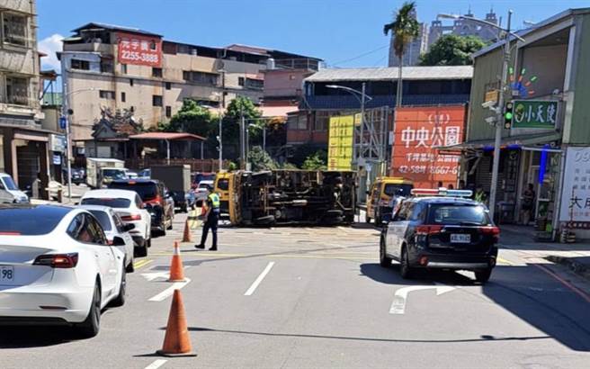 叶男自行逃离车外，头部受到轻微撕裂伤，被送往医院救治。（新店警分局提供）