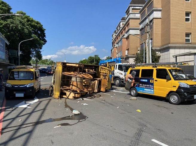 叶男失控翻车，再撞到前方停等红灯车辆。（新店警分局提供）