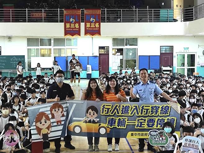 台中市太平警分局特别与YouBike微笑单车公司前往长亿高中快闪进行交通安全宣导。（台中市太平警分局提供／冯惠宜台中传真）