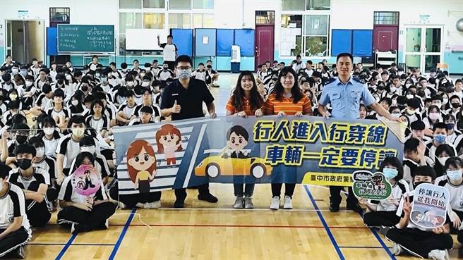 台中市太平警分局特别与YouBike微笑单车公司前往长亿高中快闪进行交通安全宣导。（台中市太平警分局提供／冯惠宜台中传真）