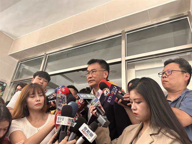 對於地方政府頻反應，農業部未回應提供進口蛋流向，陳吉仲表示，該問題類似抹黑造謠，農業部已把各縣市政府專案進口雞蛋流向，提供給地方政府，至於北市市長蔣萬安對外的說法，可能跟公文收取有時間落差。（蔡雯如攝）