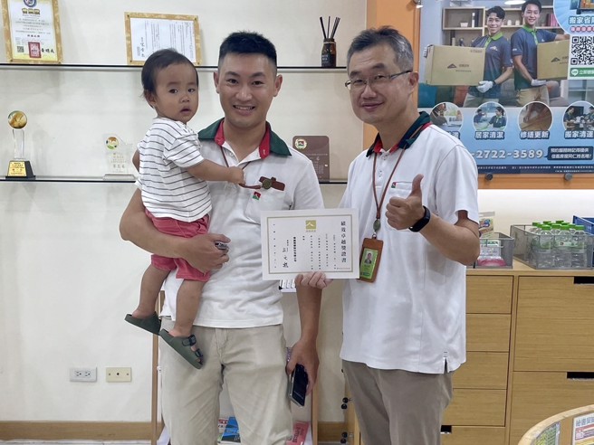 信义房屋海安文元店店长蔡骏廷（左），是今年全国「金仲奖」得主之一。(图/信义房屋 提供)