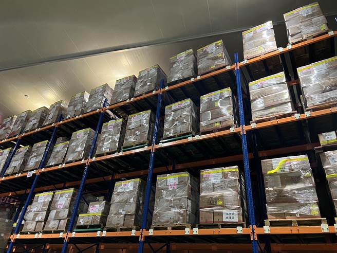 卫生局食品科今前往中央畜产会向全日物流虎尾仓库租用的冷藏库稽查，过期的巴西鸡蛋有6918箱总计249万多颗，业者贴上「禁出」字样标示。（云林县卫生局提供）