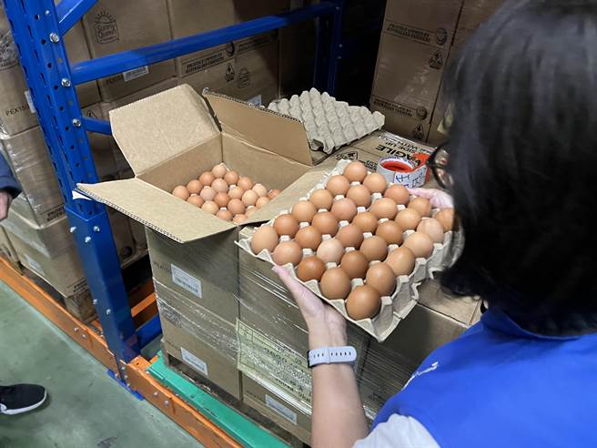 云林县卫生局人员仔细检查未过期的澳洲鸡蛋是否有破损。（云林县卫生局提供）