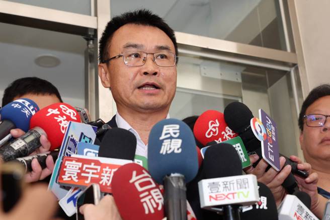 針對巴西進口雞蛋爭議，農業部長陳吉仲19日前往民進黨立院黨團總召柯建銘辦公室，向柯建銘及黨團幹部說明，並於會後出面受訪。（劉宗龍攝）