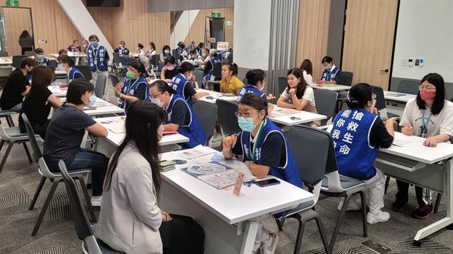 远传电信携手慈济骨髓干细胞中心，举办干细胞捐赠验血活动，助血癌病友。 （远传提供）