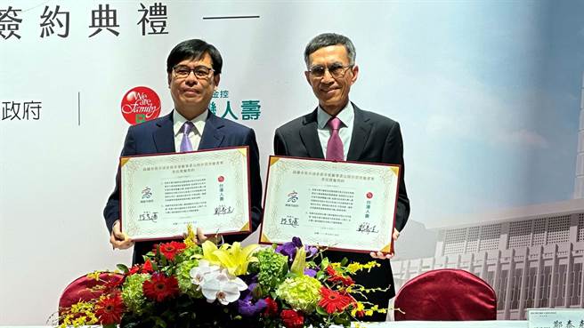 「高雄市旧市议会公办都市更新案」由台湾人寿取得最优申请人资格，今（19）日高市府与台寿正式签约。（柯宗纬摄）