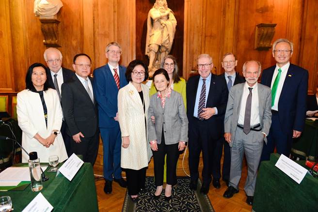 第26届「台法文化奖」颁奖典礼18日举行。左起为巴文中心主任胡晴舫、法兰西学院院士皮特、文化部长史哲、获奖者蒋永学、陈郁秀、院士巴斯蒂-布吉烨、博佳佳、法兰西学院人文政治科学院终身秘书史蒂恩。（文化部提供／李欣恬台北传真）