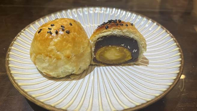 彰化市雄二家蛋黄酥口感酥却不油腻。（民眾提供／孙英哲彰化传真）
