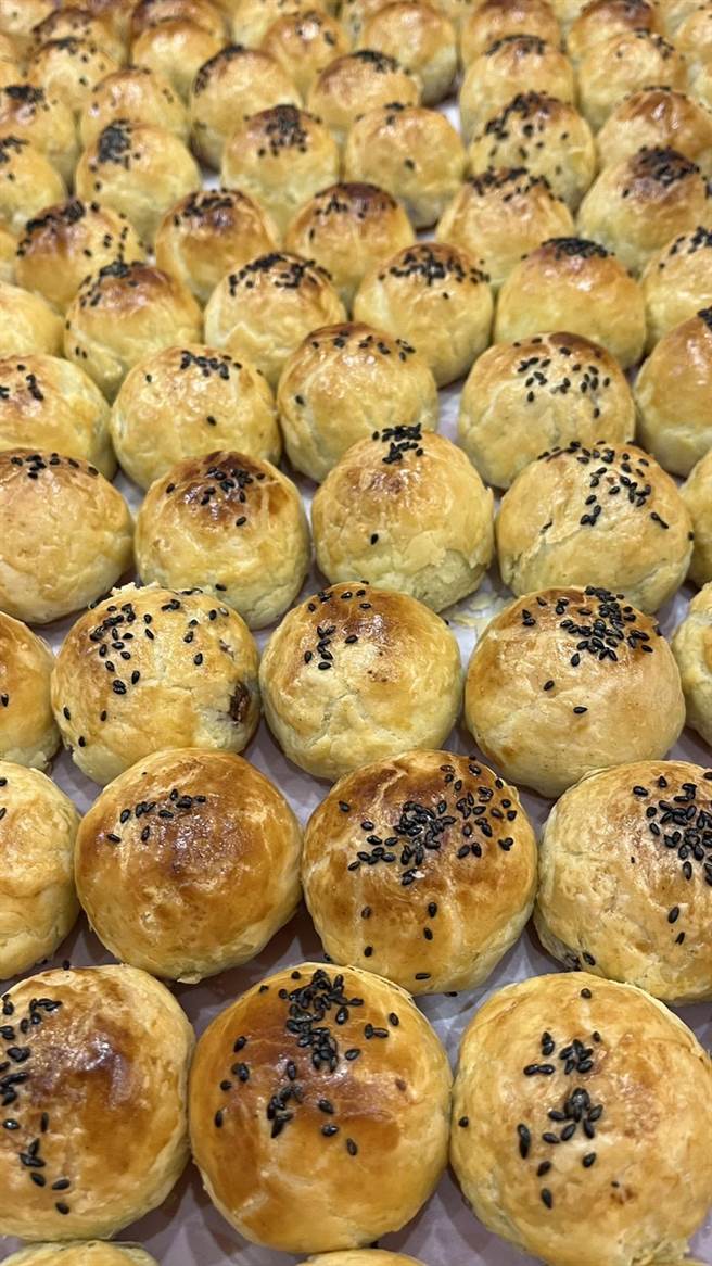 彰化市雄二家蛋黄酥口感酥却不油腻。（民眾提供／孙英哲彰化传真）