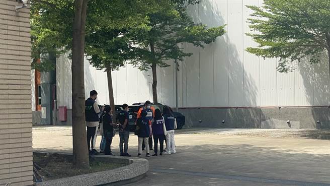 桃园市卫生局今早派员至好好物流八德厂稽查。（陈梦茹摄）