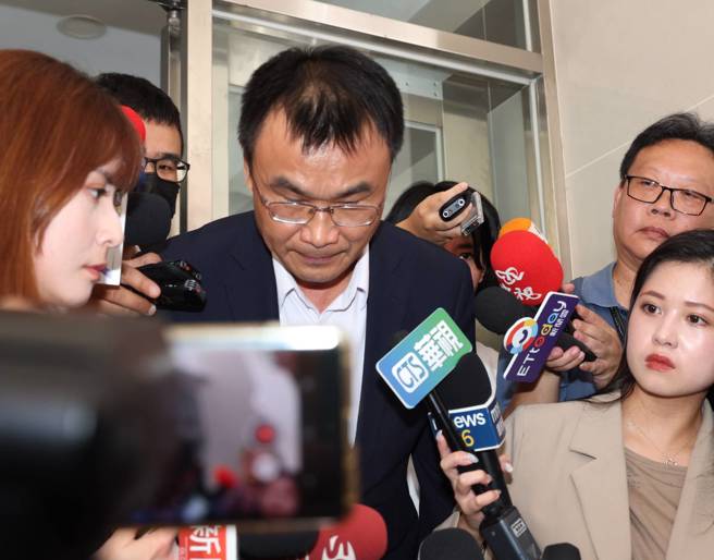 针对巴西进口鸡蛋争议，农业部长陈吉仲19日前往民进党立院党团总召柯建铭办公室，向柯建铭及党团干部说明，并于会后出面受访，对于造成社会纷扰，陈吉仲鞠躬致歉。（刘宗龙摄）