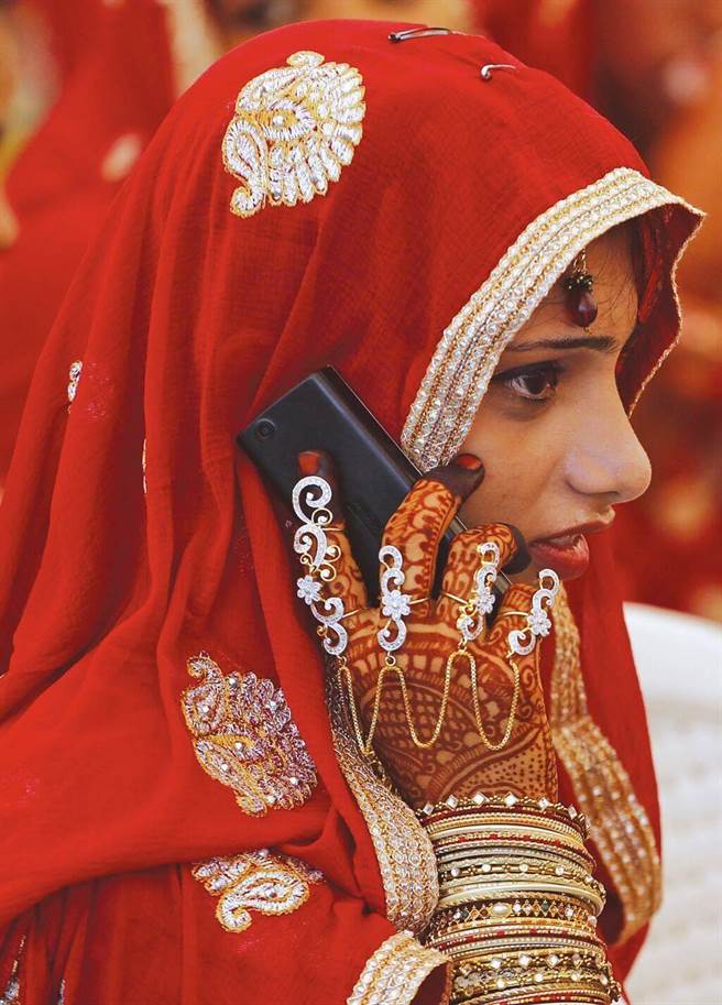 大陆品牌手机在印度手机市占下滑，导致经营策略进退两难，也让在印度当地建立供应链的发展迟缓。（图／美联社）