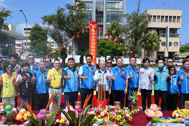 苗栗县政府秘书长陈斌山、苗栗市长邱镇军等人主持动土典礼。（李京升摄）