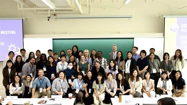 北科大与学术交流基金会合作EMI共识会议，各校EMI团队与国际学人合影。(北科大提供／李侑珊台北传真)