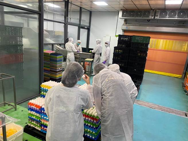 彰化县卫生局从4月起陆续展开稽查进口蛋品作业。（彰县府提供／孙英哲彰化传真）