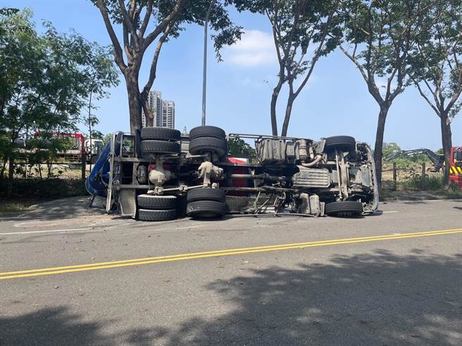 高雄22歲陳姓男子於今（19）日上午11時許駕駛水泥預拌混擬土車沿橋頭區橋新一路東向直行，他在欲左轉南向北時疑似因為車速過快導致車輛翻覆。（翻攝照片／林瑞益高雄傳真）