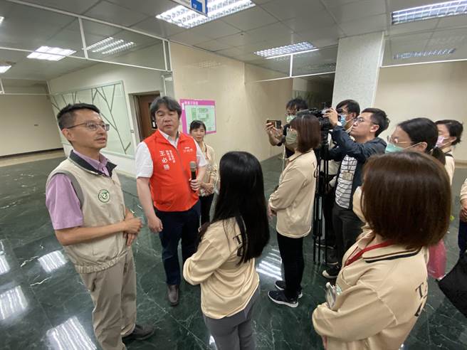 羅一鈞（左）、王必勝（左二）為應變工作隊同仁打氣。（曹婷婷攝）