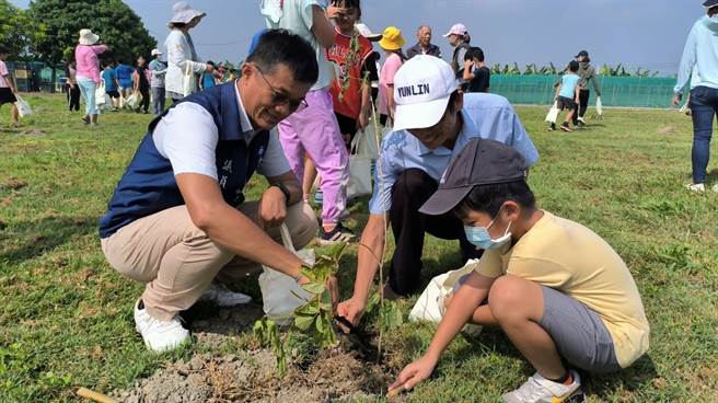 云林县府民政处认养西螺镇植树，今日在公墓復育而成的大牛埔公园种树。（周丽兰摄）