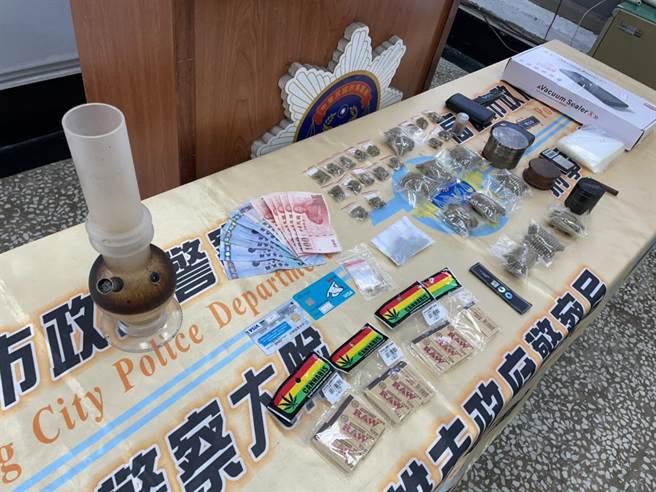 警方于周男车内及租屋处查获34包大麻，另外还有卷菸纸、自制烟斗等物。（洪靖宜摄）★《中时新闻网》关心您：吸菸有害健康！戒菸专线：0800-636363。★《中时新闻网》关心您：保护自己、远离毒品！