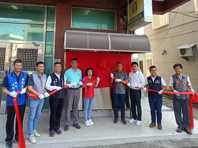 嘉义县新港乡溪北六兴宫庙前至六兴桥范围已画为「寺庙环境友善维护示范区」，环保局与庙方举办揭牌启用仪式。（嘉义县政府提供／吕妍庭嘉义传真）