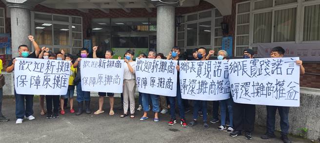 南庄乡公有市场14个老摊商18日下午在南庄乡公所前举白布条抗议乡长罗春莲。（谢明俊摄）