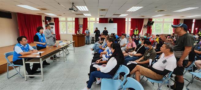 南庄乡公有市场南老摊商18日下午在南庄乡公所当面质问乡长罗春莲。（谢明俊摄）