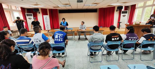 南庄乡公有市场南摊商协调会结果，乡长罗春莲同意老摊商回原摊位。（谢明俊摄）